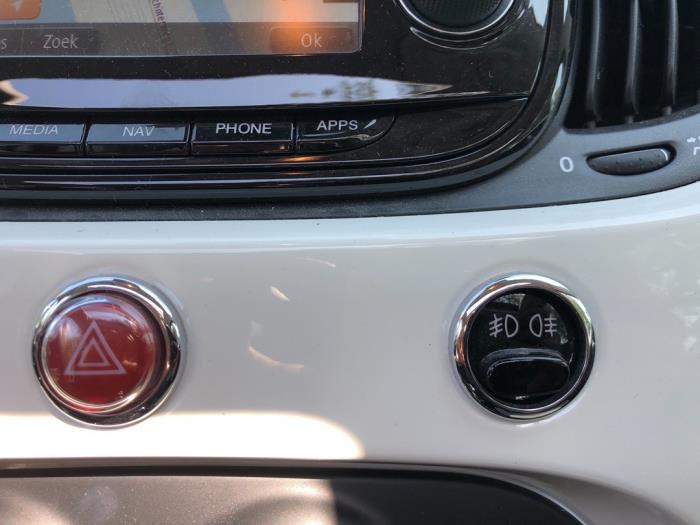 Paniekverlichtings Schakelaar van een Fiat 500 (312) 1.2 69 2019