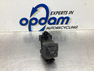 Gebruikte Schakelaar handrem Renault Scénic III (JZ) 1.9 dCi Prijs € 36,00 Margeregeling aangeboden door Gebr Opdam B.V.