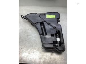 Gebruikte Ruitensproeiertank voor BMW 5 serie (G30) 540i xDrive 3.0 TwinPower Turbo 24V Prijs € 65,00 Margeregeling aangeboden door Gebr Opdam B.V.