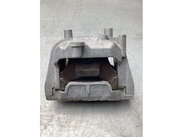 Gebruikte Motorrubber Volkswagen Caddy IV 2.0 TDI 102 Prijs € 35,00 Margeregeling aangeboden door Gebr Opdam B.V.