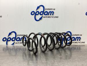 Gebruikte Schroefveer achter Peugeot 208 I (CA/CC/CK/CL) 1.2 Vti 12V PureTech 82 Prijs € 36,00 Margeregeling aangeboden door Gebr Opdam B.V.