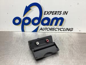 Gebruikte AUX/USB aansluiting Renault Clio III (BR/CR) 1.2 16V TCe 100 Prijs € 22,00 Margeregeling aangeboden door Gebr Opdam B.V.