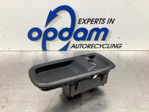 Gebruikte Ruit schakelaar elektrisch Ford Fiesta 6 (JA8) 1.25 16V Prijs € 32,00 Margeregeling aangeboden door Gebr Opdam B.V.