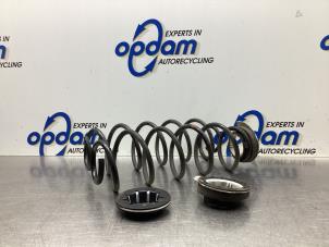 Gebruikte Schroefveer achter Opel Corsa F (UB/UH/UP) 1.2 12V 75 Prijs € 36,00 Margeregeling aangeboden door Gebr Opdam B.V.