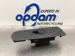 Gebruikte Ruit schakelaar elektrisch Mitsubishi Colt (Z2/Z3) 1.1 12V Prijs € 22,00 Margeregeling aangeboden door Gebr Opdam B.V.