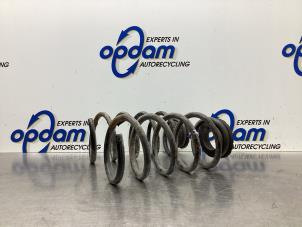 Gebruikte Veerschroef achter Opel Corsa E 1.0 SIDI Turbo 12V Prijs € 45,00 Margeregeling aangeboden door Gebr Opdam B.V.