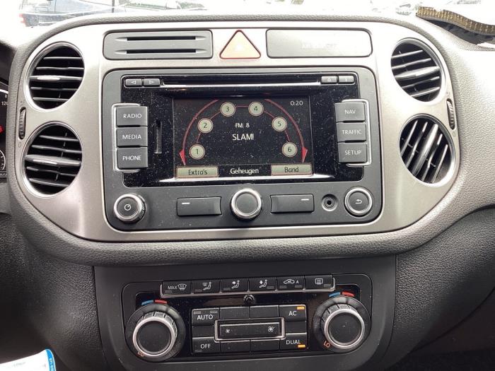 Volkswagen Tiguan Radio CD Spelers voorraad Onderdelenlijn.nl