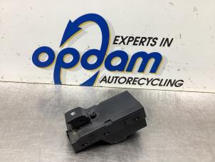 Gebruikte Schakelaar Elektrisch Raam Opel Astra J (PC6/PD6/PE6/PF6) 1.4 Turbo 16V Prijs € 22,00 Margeregeling aangeboden door Gebr Opdam B.V.