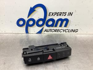 Gebruikte Paniekverlichtings Schakelaar Opel Astra J (PC6/PD6/PE6/PF6) 1.4 Turbo 16V Prijs € 22,00 Margeregeling aangeboden door Gebr Opdam B.V.