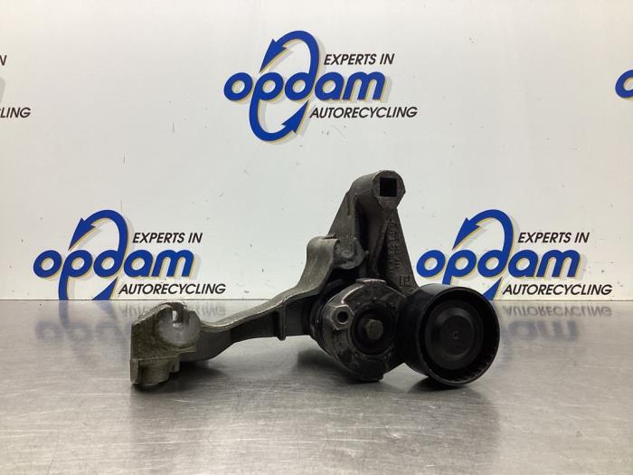 Gebruikte Dynamosteun onder Renault Captur I (2R) 0.9 Energy TCE 12V Prijs € 36,00 Margeregeling aangeboden door Gebr Opdam B.V.