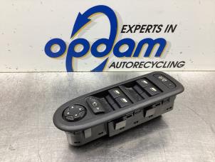 Gebruikte Schakelaar Elektrisch Raam Peugeot 308 (4A/C) 1.6 16V THP 150 Prijs € 68,00 Margeregeling aangeboden door Gebr Opdam B.V.