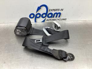 Gebruikte Veiligheidsgordel links-achter Volkswagen Polo III (6N2) 1.4 16V 75 Prijs € 36,00 Margeregeling aangeboden door Gebr Opdam B.V.