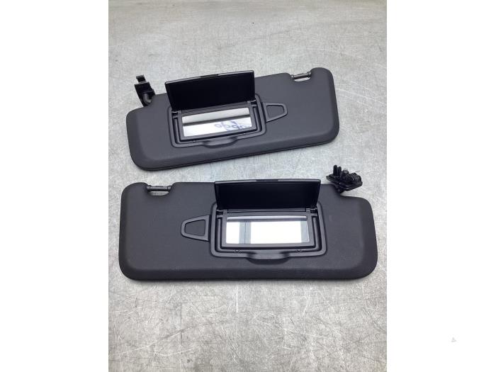 Zonneklep van een Mercedes-Benz E (R238) E-200 2.0 Turbo 16V 2017