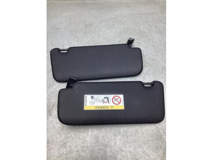 Zonneklep van een Mercedes-Benz E (R238) E-200 2.0 Turbo 16V 2017