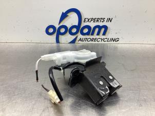Gebruikte Slotmechaniek Achterklep Mazda 3 Sport (BK) 1.6i 16V Prijs € 50,00 Margeregeling aangeboden door Gebr Opdam B.V.