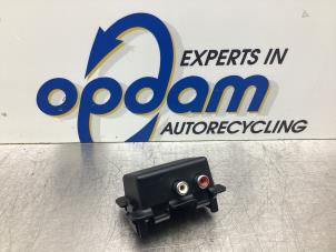 Gebruikte AUX/USB aansluiting Citroen C4 Grand Picasso (UA) 1.6 HDiF 16V 110 Prijs € 27,00 Margeregeling aangeboden door Gebr Opdam B.V.