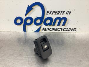 Gebruikte Elektrisch Raam Schakelaar Citroen C4 Grand Picasso (UA) 1.6 HDiF 16V 110 Prijs € 18,00 Margeregeling aangeboden door Gebr Opdam B.V.