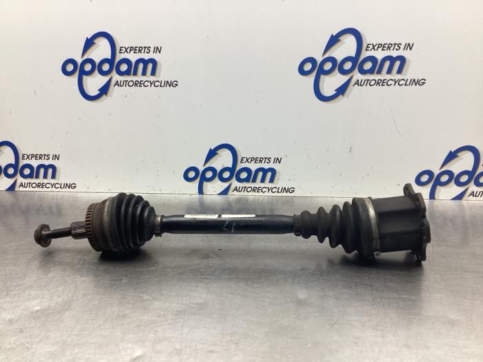 Gebruikte Aandrijfas links-voor Audi A6 (C5) 2.0 20V Prijs € 90,00 Margeregeling aangeboden door Gebr Opdam B.V.