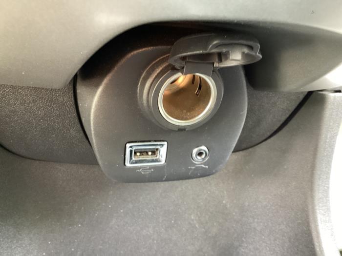 AUX/USB aansluiting van een Toyota Aygo (B40) 1.0 12V VVT-i 2015