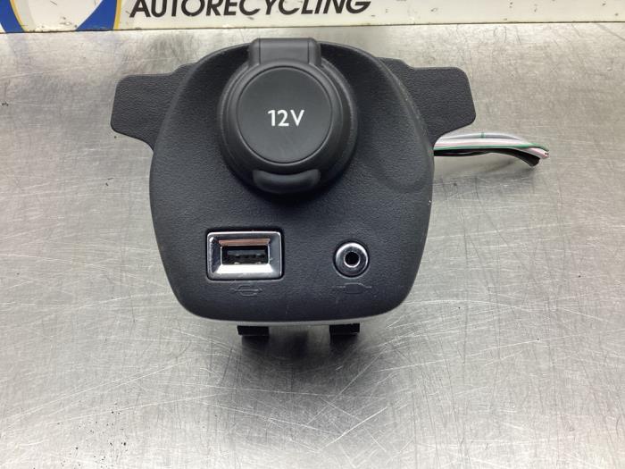 AUX/USB aansluiting van een Toyota Aygo (B40) 1.0 12V VVT-i 2015
