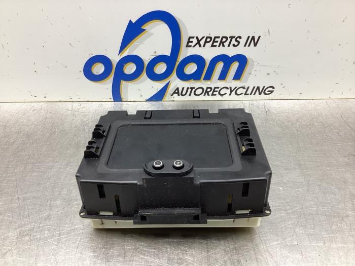 Gebruikte Display Interieur Opel Zafira (F75) 2.0 16V Turbo OPC Prijs € 36,00 Margeregeling aangeboden door Gebr Opdam B.V.