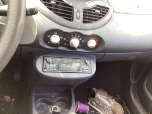 Gebruikte Radio CD Speler Renault Twingo II (CN) 1.2 16V Prijs € 150,00 Margeregeling aangeboden door Gebr Opdam B.V.