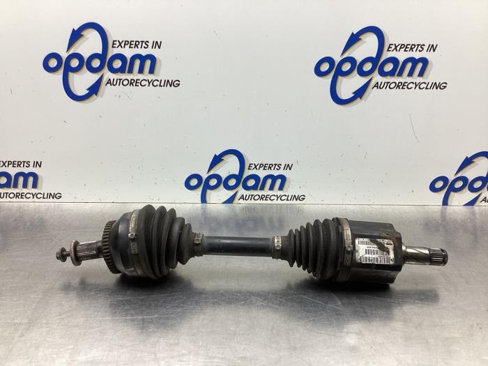 Gebruikte Aandrijfas links-voor Volvo V70 (SW) 2.4 D5 20V Prijs € 90,00 Margeregeling aangeboden door Gebr Opdam B.V.