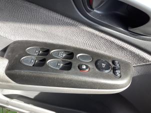 Gebruikte Elektrisch Raam Schakelaar Honda Civic (FA/FD) 1.3 Hybrid Prijs € 68,00 Margeregeling aangeboden door Gebr Opdam B.V.