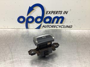 Gebruikte Schakelaar handrem Peugeot 308 SW (L4/L9/LC/LJ/LR) 1.2 12V e-THP PureTech 130 Prijs € 32,00 Margeregeling aangeboden door Gebr Opdam B.V.