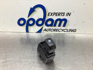 Gebruikte Elektrisch Raam Schakelaar Chevrolet Spark (M300) 1.0 16V Bifuel Prijs € 14,00 Margeregeling aangeboden door Gebr Opdam B.V.