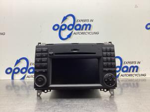 Gebruikte Radio CD Speler Mercedes B (W245) 2.0 B-200 CDI 16V Prijs € 405,00 Margeregeling aangeboden door Gebr Opdam B.V.