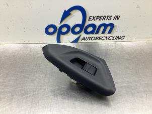 Gebruikte Elektrisch Raam Schakelaar Peugeot 108 1.0 12V Prijs € 22,00 Margeregeling aangeboden door Gebr Opdam B.V.