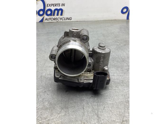 Gebruikte Gasklephuis Ford Focus 3 Wagon 1.0 Ti-VCT EcoBoost 12V 125 Prijs € 40,00 Margeregeling aangeboden door Gebr Opdam B.V.