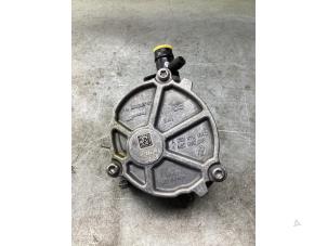 Gebruikte Vacuumpomp (Benzine) Renault Kadjar (RFEH) 1.3 TCE 140 FAP 16V Prijs € 35,00 Margeregeling aangeboden door Gebr Opdam B.V.