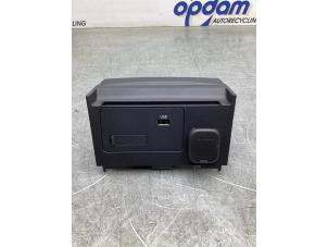 Gebruikte AUX/USB aansluiting Mazda 3 Sport (BP) 2.0 SkyActiv-X M Hybrid 16V Prijs € 85,00 Margeregeling aangeboden door Gebr Opdam B.V.