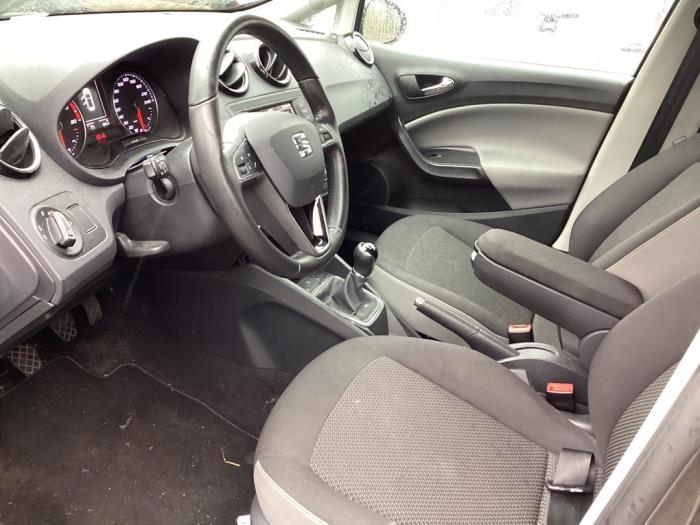 Voorstoel links van een Seat Ibiza ST (6J8) 1.0 EcoTSI 12V 2015