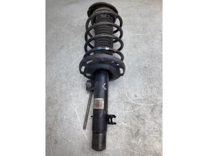 Gebruikte Mac Phersonpoot links-voor Peugeot 208 I (CA/CC/CK/CL) 1.2 Vti 12V PureTech 82 Prijs € 50,00 Margeregeling aangeboden door Gebr Opdam B.V.