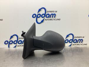 Gebruikte Spiegel Buiten links Renault Twingo II (CN) 1.2 16V Prijs € 32,00 Margeregeling aangeboden door Gebr Opdam B.V.