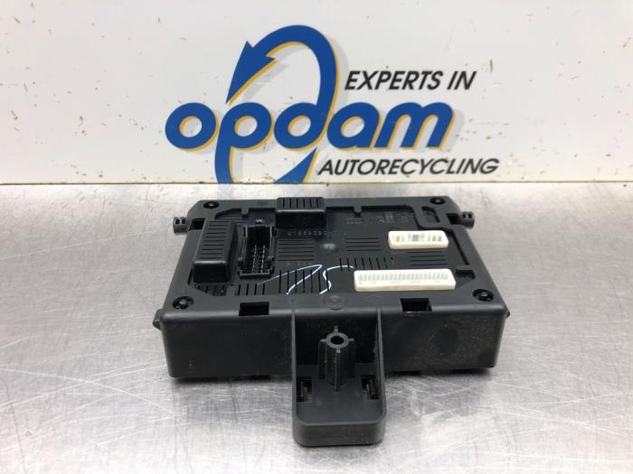 Gebruikte Module Bodycontrol Renault Clio III (BR/CR) 1.4 16V Prijs € 90,00 Margeregeling aangeboden door Gebr Opdam B.V.