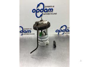 Gebruikte Benzinepomp Renault Clio III (BR/CR) 1.2 16V TCe 100 Prijs € 68,00 Margeregeling aangeboden door Gebr Opdam B.V.