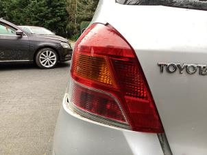 Gebruikte Achterlicht links Toyota Yaris II (P9) 1.33 16V Dual VVT-I Prijs € 40,00 Margeregeling aangeboden door Gebr Opdam B.V.