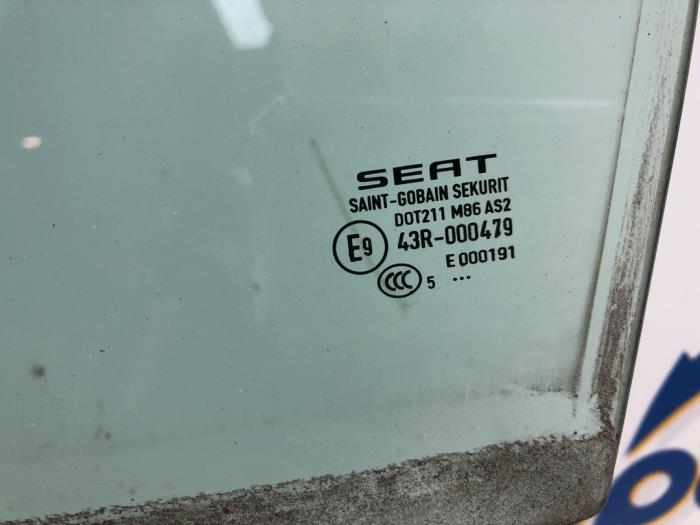 Deurruit 4Deurs links-voor van een Seat Ibiza ST (6J8) 1.0 EcoTSI 12V 2015