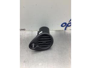 Gebruikte Luchtrooster Dashboard Renault Clio III (BR/CR) 1.2 16V TCe 100 Prijs € 18,00 Margeregeling aangeboden door Gebr Opdam B.V.
