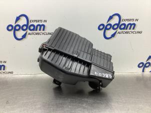 Gebruikte Luchtfilterhuis Opel Corsa F (UB/UH/UP) 1.2 12V 75 Prijs € 68,00 Margeregeling aangeboden door Gebr Opdam B.V.