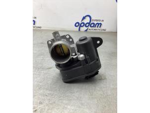 Gebruikte Gasklephuis Peugeot 208 I (CA/CC/CK/CL) 1.2 Vti 12V PureTech 82 Prijs € 70,00 Margeregeling aangeboden door Gebr Opdam B.V.