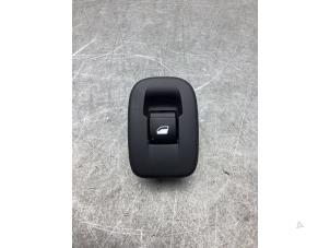 Gebruikte Raam schakelaar elektrisch Peugeot 208 I (CA/CC/CK/CL) 1.2 Vti 12V PureTech 82 Prijs € 15,00 Margeregeling aangeboden door Gebr Opdam B.V.