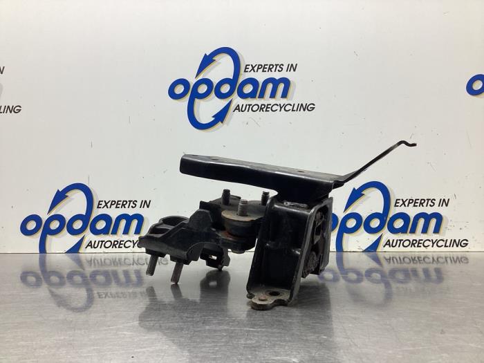 Gebruikte Versnellingsbak Steun Peugeot 108 1.0 12V VVT-i Prijs € 45,00 Margeregeling aangeboden door Gebr Opdam B.V.