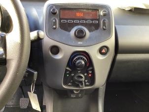 Gebruikte Radio CD Speler Peugeot 108 1.0 12V VVT-i Prijs € 75,00 Margeregeling aangeboden door Gebr Opdam B.V.
