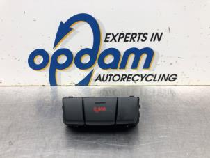 Gebruikte SOS knop Mercedes A (W176) 1.6 A-160 16V Prijs € 27,00 Margeregeling aangeboden door Gebr Opdam B.V.