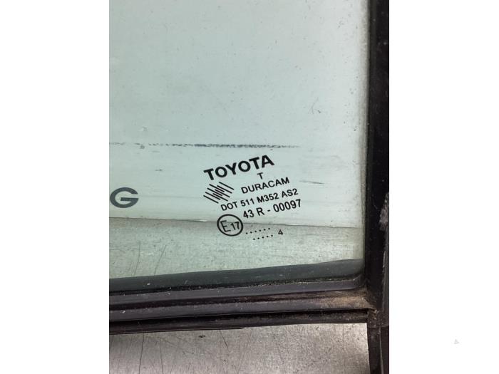 Ruit Driehoek links-voor van een Toyota Yaris III (P13) 1.33 16V Dual VVT-I 2014